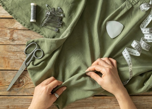 Pantaloni con pince e cintura